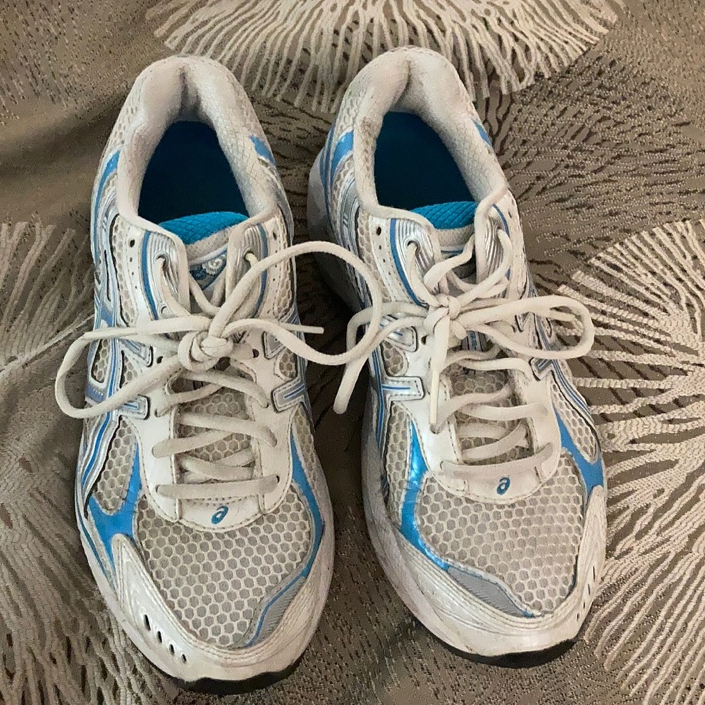 Barely worn ASICS size 7D running shoe